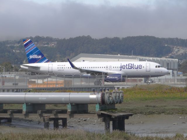 Airbus A320 (N821JB) - The first JetBlue A320 to receive the Sharklets.