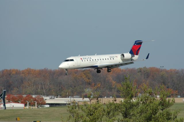 Canadair Regional Jet CRJ-200 (N868AS) - diving to 18L on short final