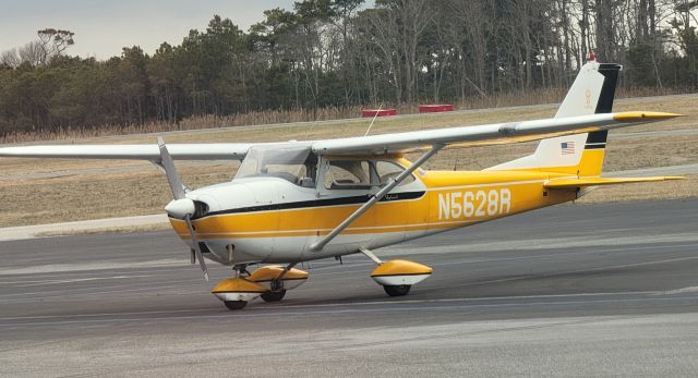 Cessna Skyhawk (N5628R) - N5628R stationary at KOXB (Ocean City Municipal Airport)