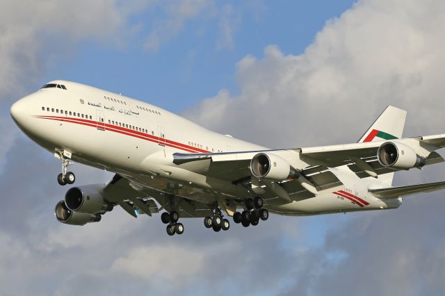 Boeing 747-400 (A6-HFM) - On approach to LHR, runway 027L.