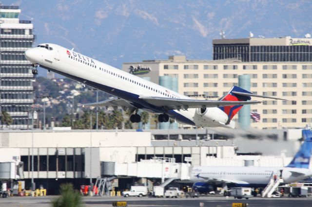 McDonnell Douglas MD-80 (N905DA) - Took off from 25R