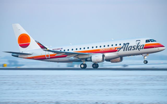 EMBRAER 175 (long wing) (N652MK)