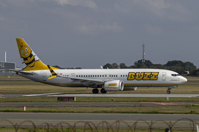 Boeing 737-700 (SP-RZD) - Right of Runway R22