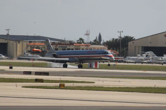 McDonnell Douglas MD-83 (N560AA)
