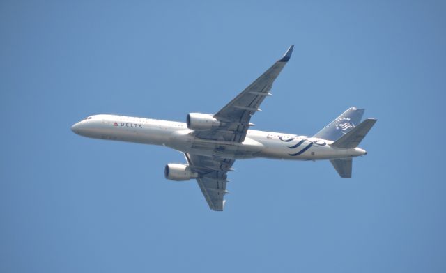 Boeing 757-200 (N717TW) - Delta with a Skyteam Livery getting ready for landing in the summer 2017.