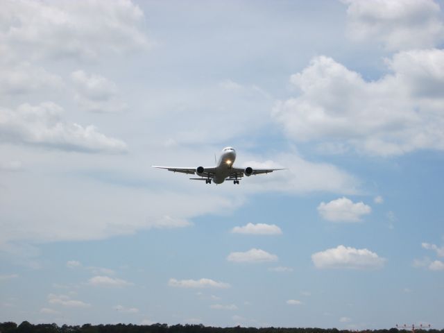 BOEING 767-200 (N663UA)