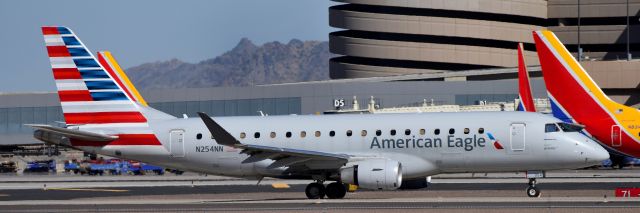 EMBRAER 175 (long wing) (N254NN) - phoenix sky harbor international airport 16OCT21