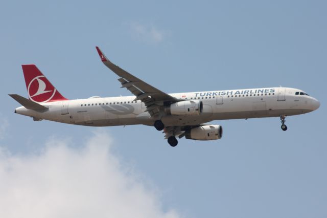 Airbus A321 (TC-JST)