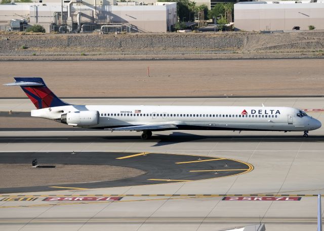 McDonnell Douglas MD-90 (N909DA)