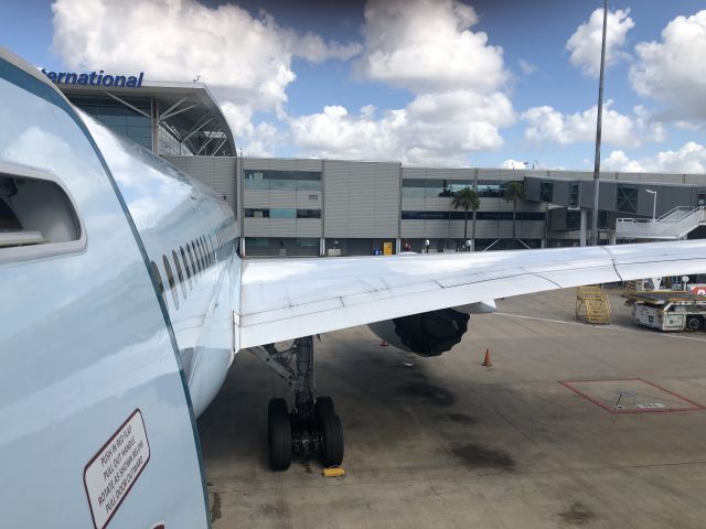 Boeing 787-8 (C-GHPU) - View from R4 door