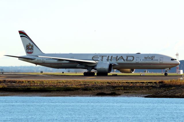 BOEING 777-300ER (A6-ETQ)