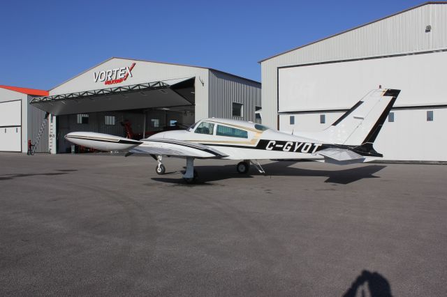 Cessna 310 (C-GYOT) - Cessna 310 C-GYOT Vortex Helicorp Inc. Aéroport de Joliette QC.CSG3 13-11-2016