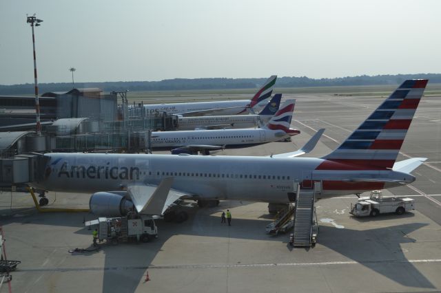 Boeing 777-200 —