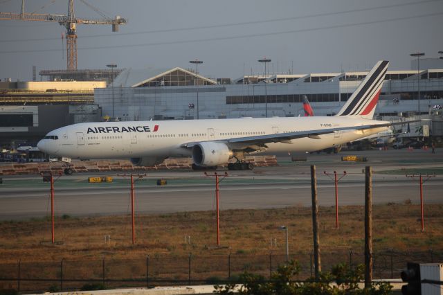 BOEING 777-300ER (F-GSQB)
