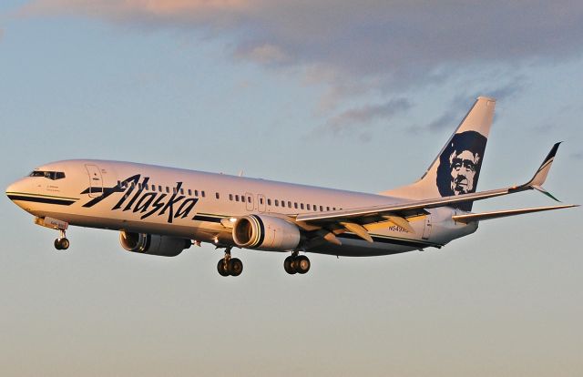 Boeing 737-800 (N549AS) - RWY27 sunset approach @ KBOS Logan