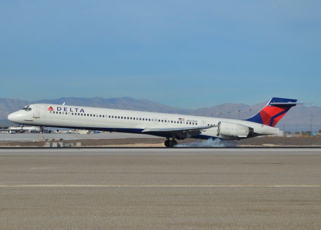 McDonnell Douglas MD-90 (N963DN)