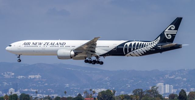 BOEING 777-300 (ZK-OKO) - ANZ6 arrives from Auckland