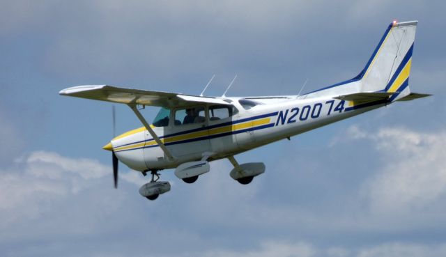 Cessna Skyhawk (N20074) - On final is this 1972 Cessna Skyhawk 172M in the Spring of 2019. This would appear to be the 2000th photo posted for this airport in Northeast Philadlephia.