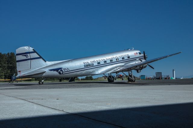 Douglas DC-3 (N877MG)