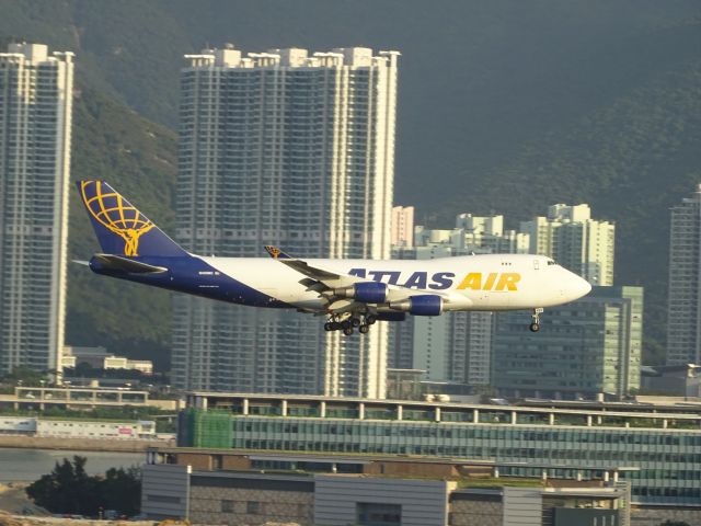 Boeing 747-400 (N499MC)