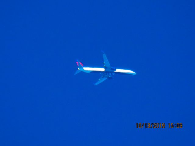 Boeing 737-900 (N877DN)