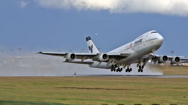 Boeing 747-200 (EP-IAG) - Takeoff rnw 24/06.
