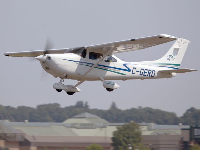 Cessna Skylane (C-GERD) - Tale off runway 26.