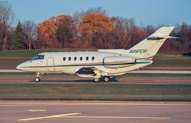 Hawker 800 (N897CW) - Taxiing for rwy 5 departure @KUGN.