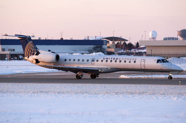 Embraer ERJ-145 (N13975)