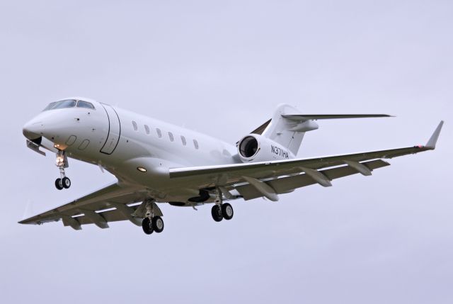 Bombardier Challenger 300 (B371HA) - 2012 Challenger CL30