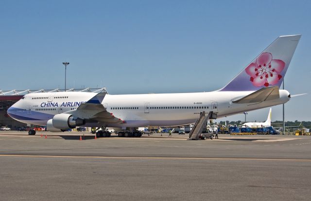 Boeing 747-400 (B-18208) - This plane was immaculate.  Looked brand new !