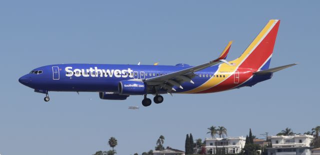 Boeing 737-800 (N85557) - Notice the banner plane below the engines? 