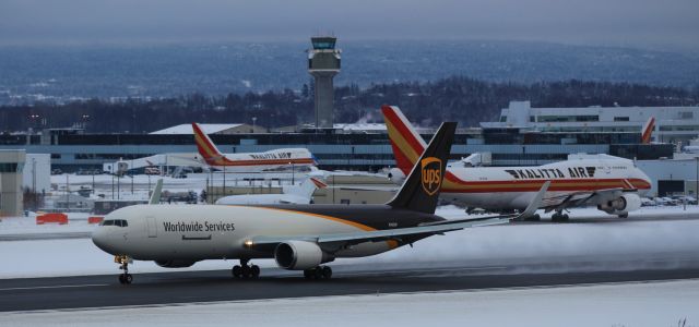 BOEING 767-300 (N305UP)