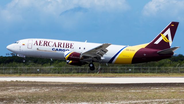 BOEING 737-400 (HK-5197) - Pilots caught them self in a bit gusty wind on the runway.