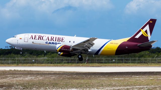 BOEING 737-400 (HK5197) - Pilots caught them self in a bit gusty wind on the runway.