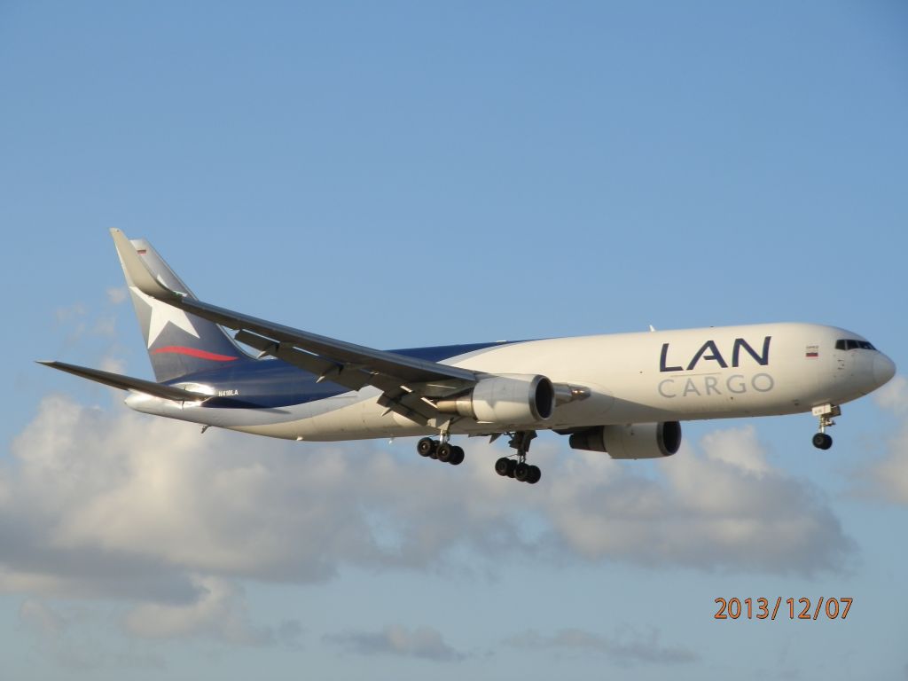 BOEING 767-300 (N412LA)
