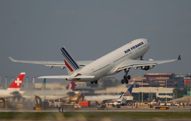 Airbus A330-200 (F-GZCF)