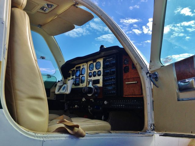 Beechcraft Bonanza (36) (PT-DOR)