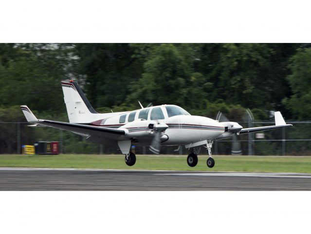 Beechcraft Baron (58) (N95PJ) - Landing RW08. Note the winglets.