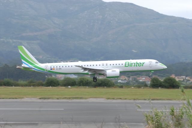 EMBRAER ERJ-190-400 (EC-NFA) - EC-NFA Landing At LEVX From GCLP. 01-08-2021