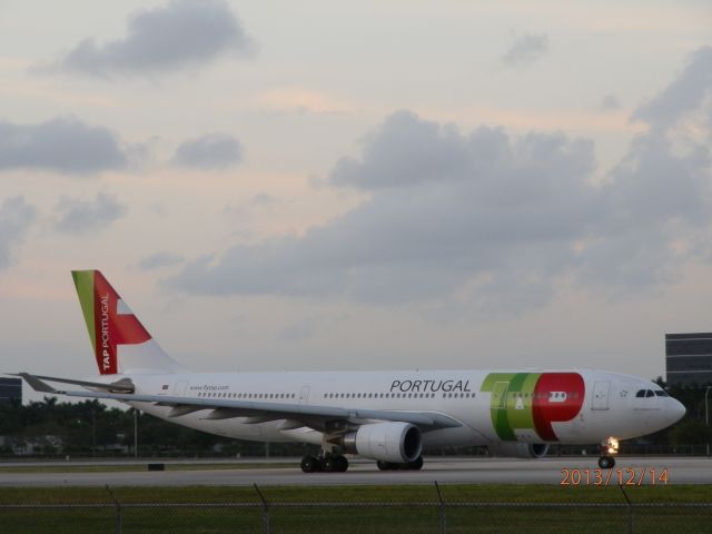 Airbus A330-200 (CS-TOL)