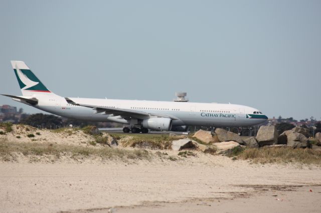 Airbus A330-300 (B-HLR)