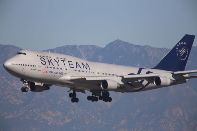 Boeing 747-400 (B-18206)