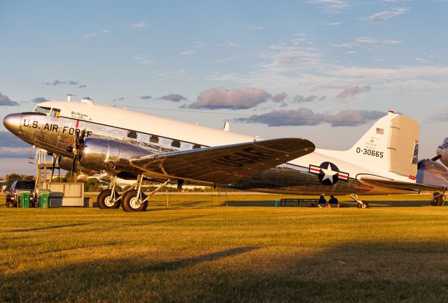 Douglas DC-3 (N47E)