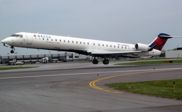 Canadair Regional Jet CRJ-900 (N138EV)