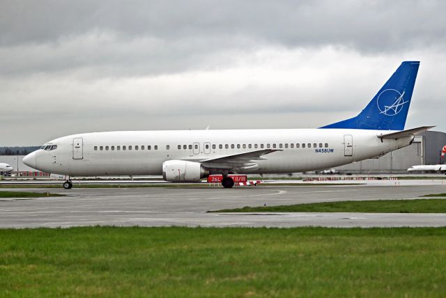 BOEING 737-400 (N458UW)