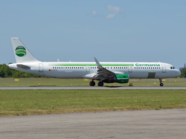 Airbus A321 (D-ASTE) - Taxiing on RWYBravo
