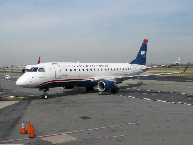 Embraer 170/175 (N121HQ)