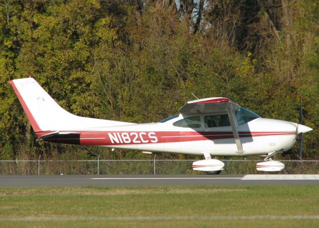 Cessna Skylane (N182CS) - Taking off from Downtown Shreveport.