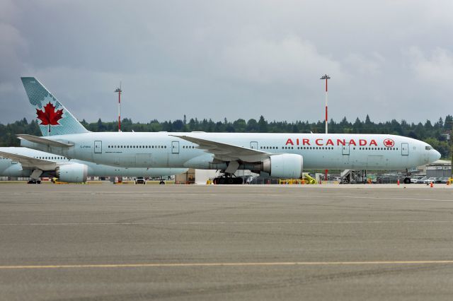 BOEING 777-300 (C-FNNU)